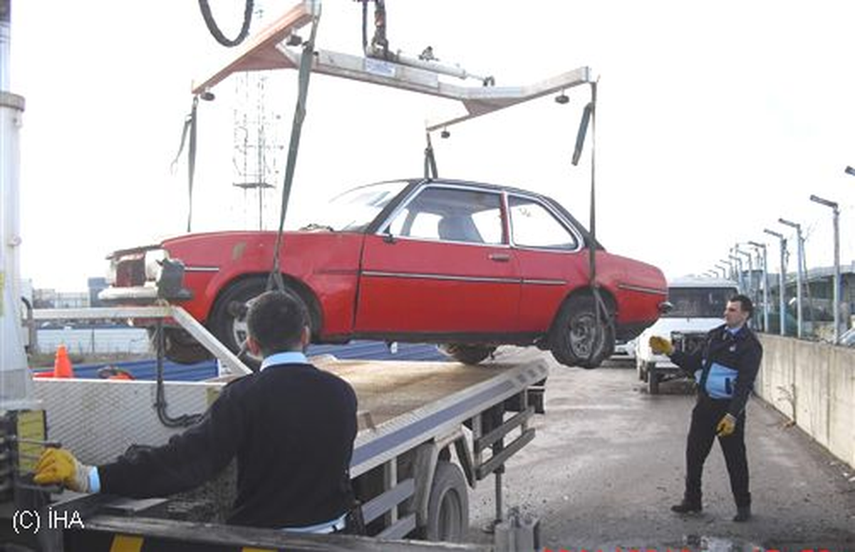 İzmit\'teki Hurda Araçlar Toplanıyor