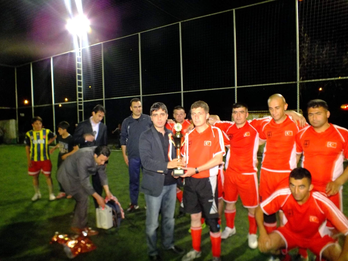 Koyulhisar\'da Düzenlenen Gençlik Futbol Turnuvası Sona Erdi