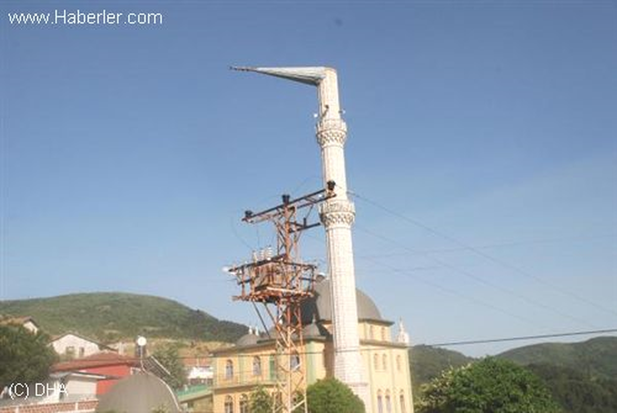 Minare Rüzgara Dayanamadı