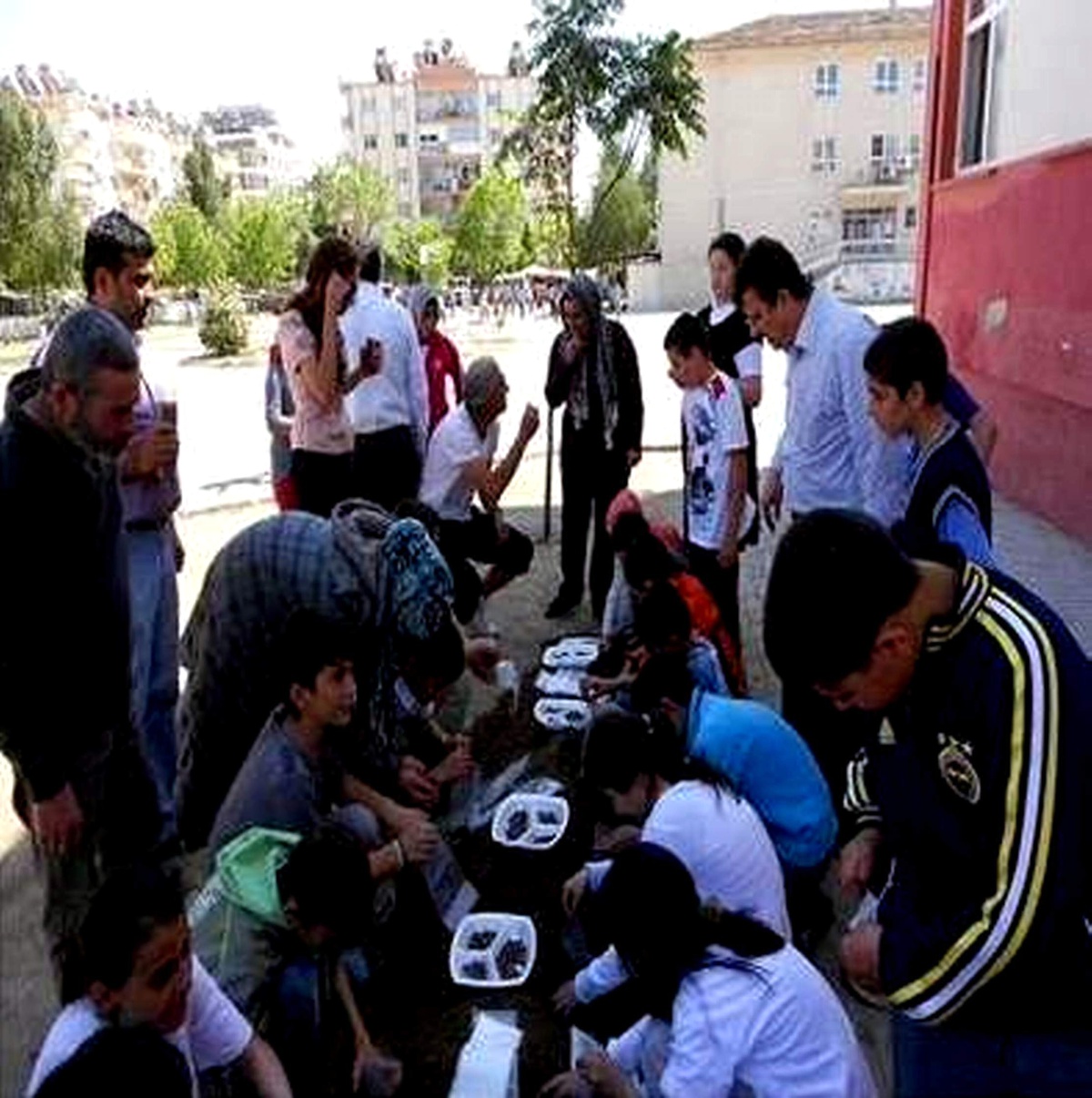 Minik Eller Tohumları Fidana Dönüştürecek