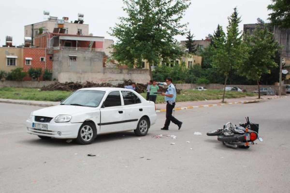 Motosiklet Otomobile Çarptı: 2 Yaralı