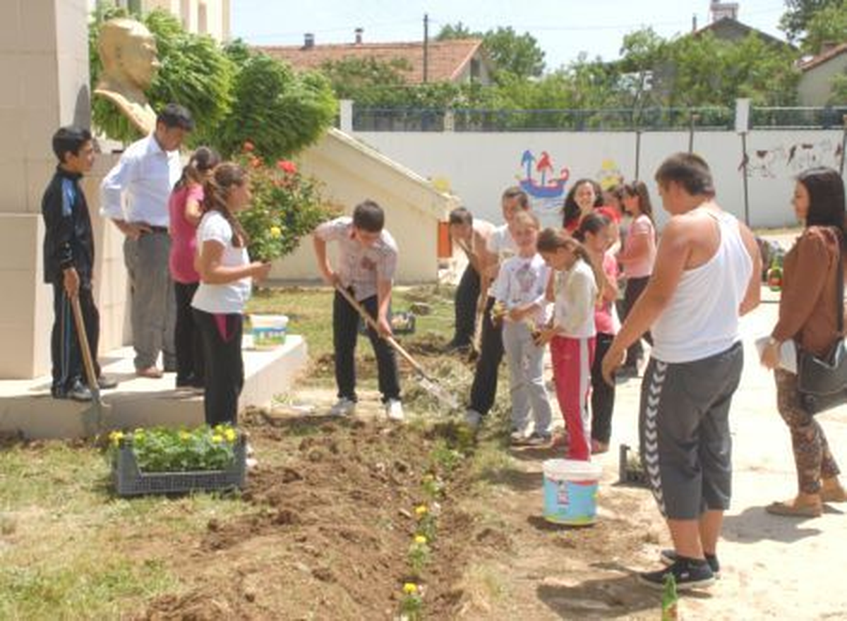 Öğrenciler, Okullarını Güzelleştiriyor