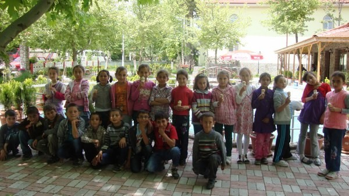 Öğrencilere Pideler Öğretmenden, Dondurmalar Başkandan