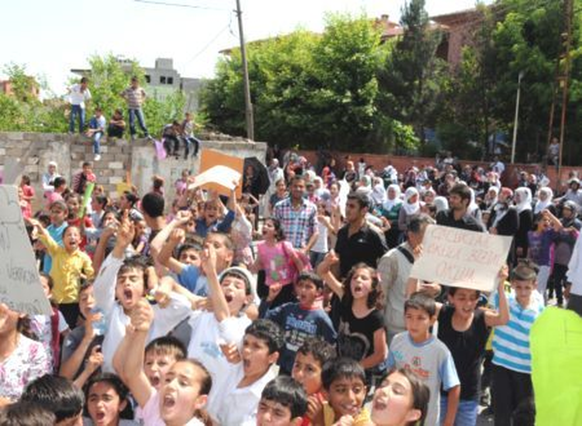 Okulları Değiştirilen Öğrenciler Eylem Yaptı