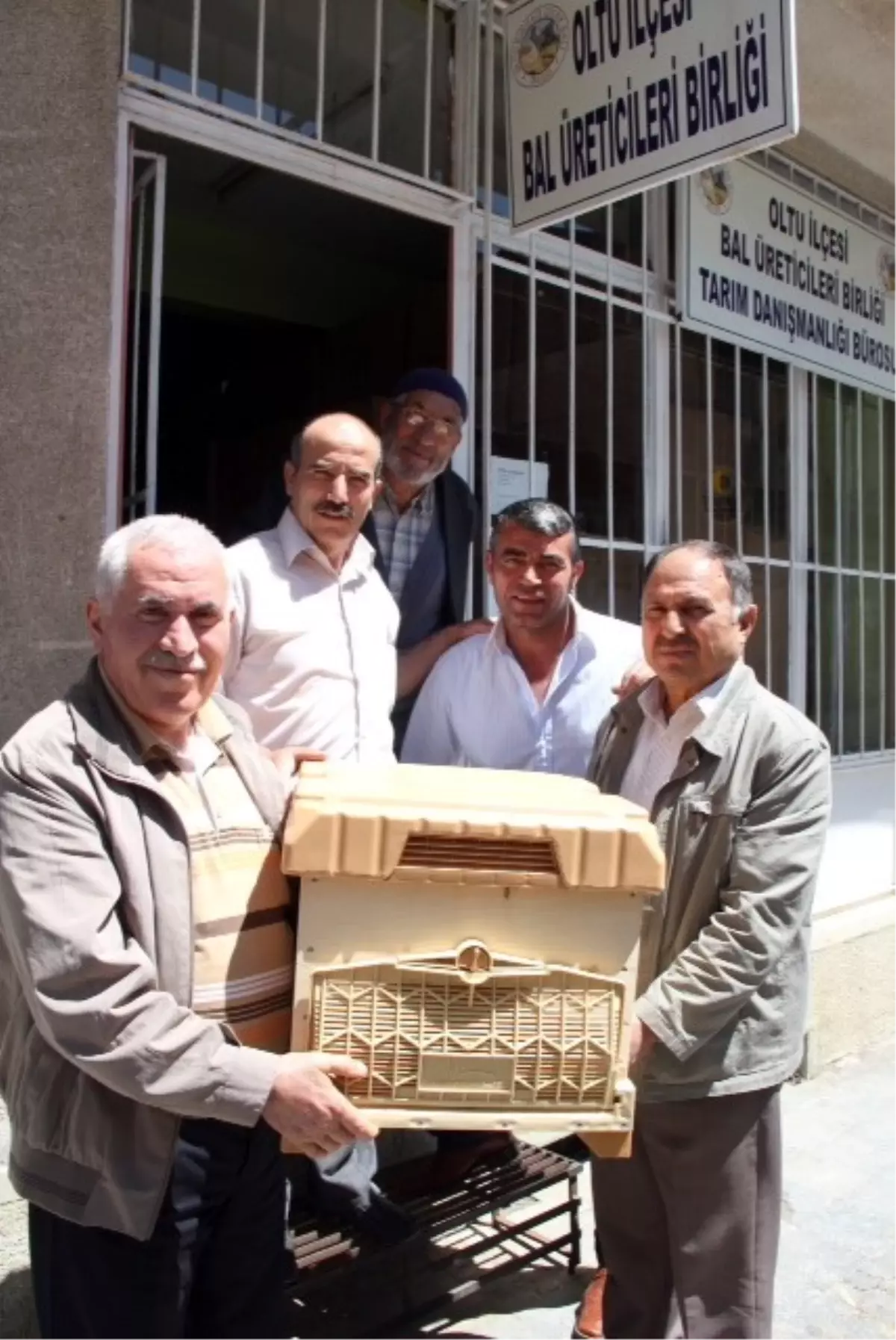 Oltu'da Arıcılara Kovan Altlığı Dağıtıldı