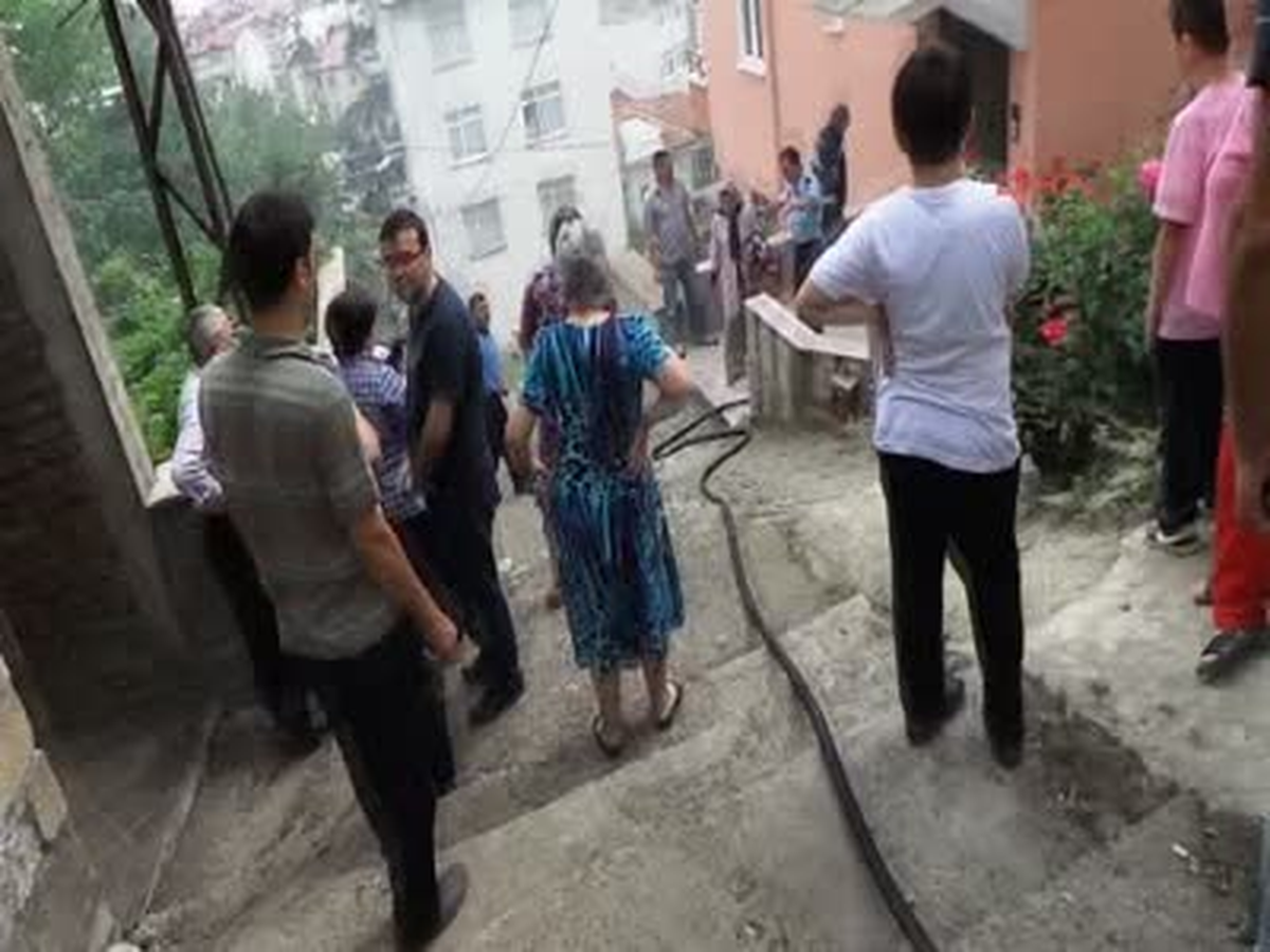 Ordu Yangında Mahsur Kalan Kadını İtfaiye Kurtardı Yangında Mahsur Kalan Kadını İtfaiye Kurtardı