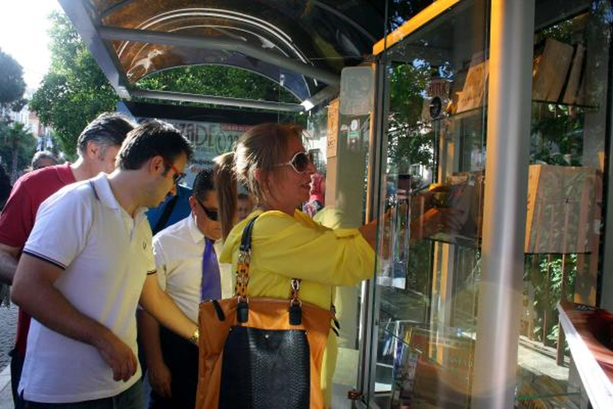 Otobüs Durağına Kitaplık Kuruldu