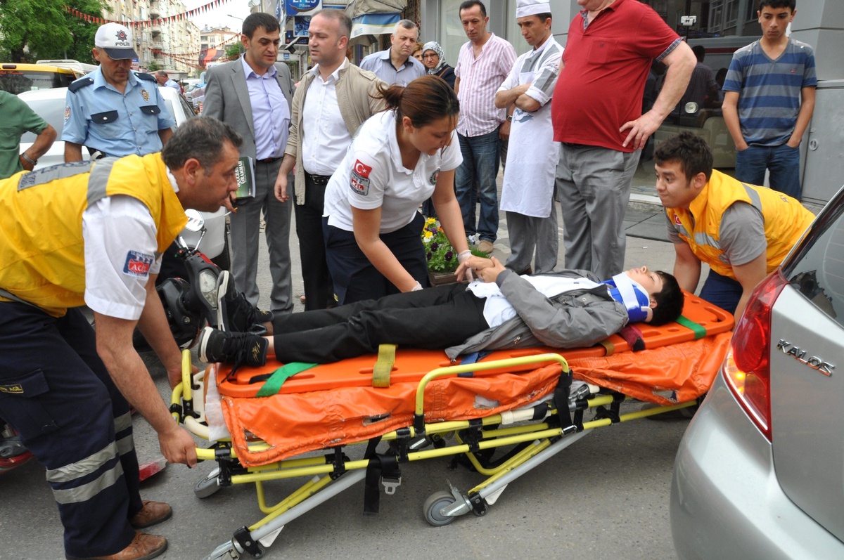 Otomobil, Elektrikli Bisiklete Çarptı: 1 Yaralı