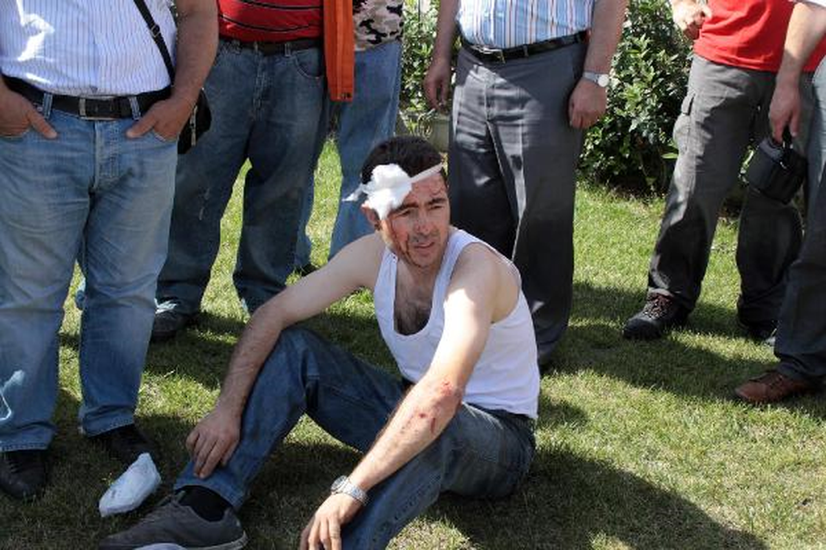 Otomobili Kaldırıma Uçurdu