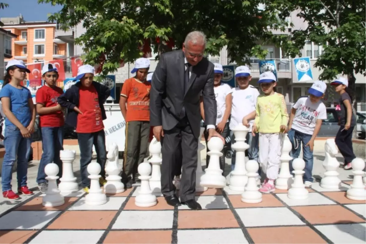 Özlemevler Parkında Bahçe Satrancı