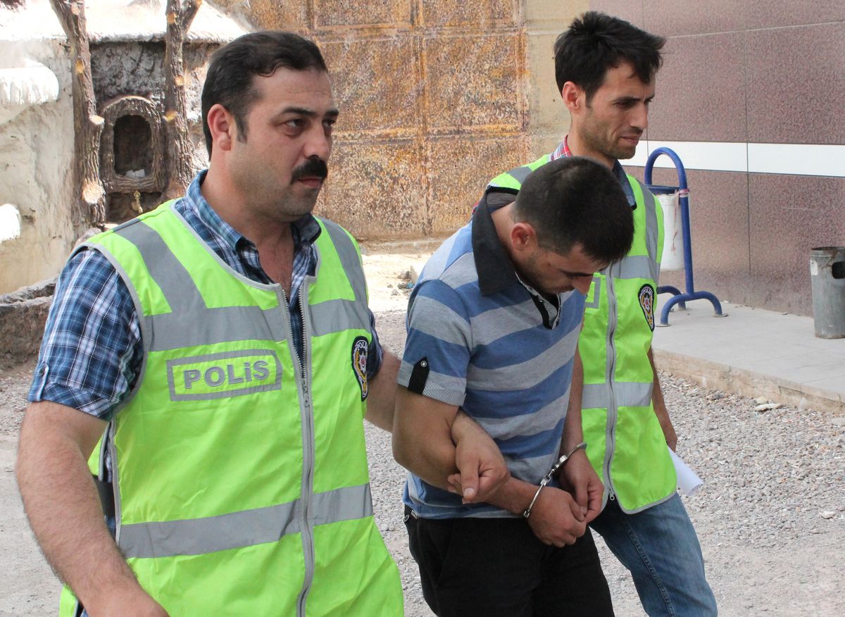 Polisi Soydular, 2 Saatte Yakalandılar