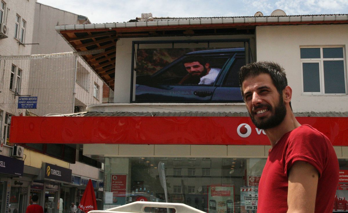Rizeli Genç Trabzonlu Kıza Aşkını Led Ekrandan İtiraf Etti