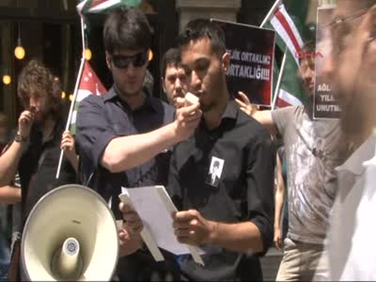 Rusya Başkonsolosluğu Önünde "Çeçen Cinayeti" Protestosu