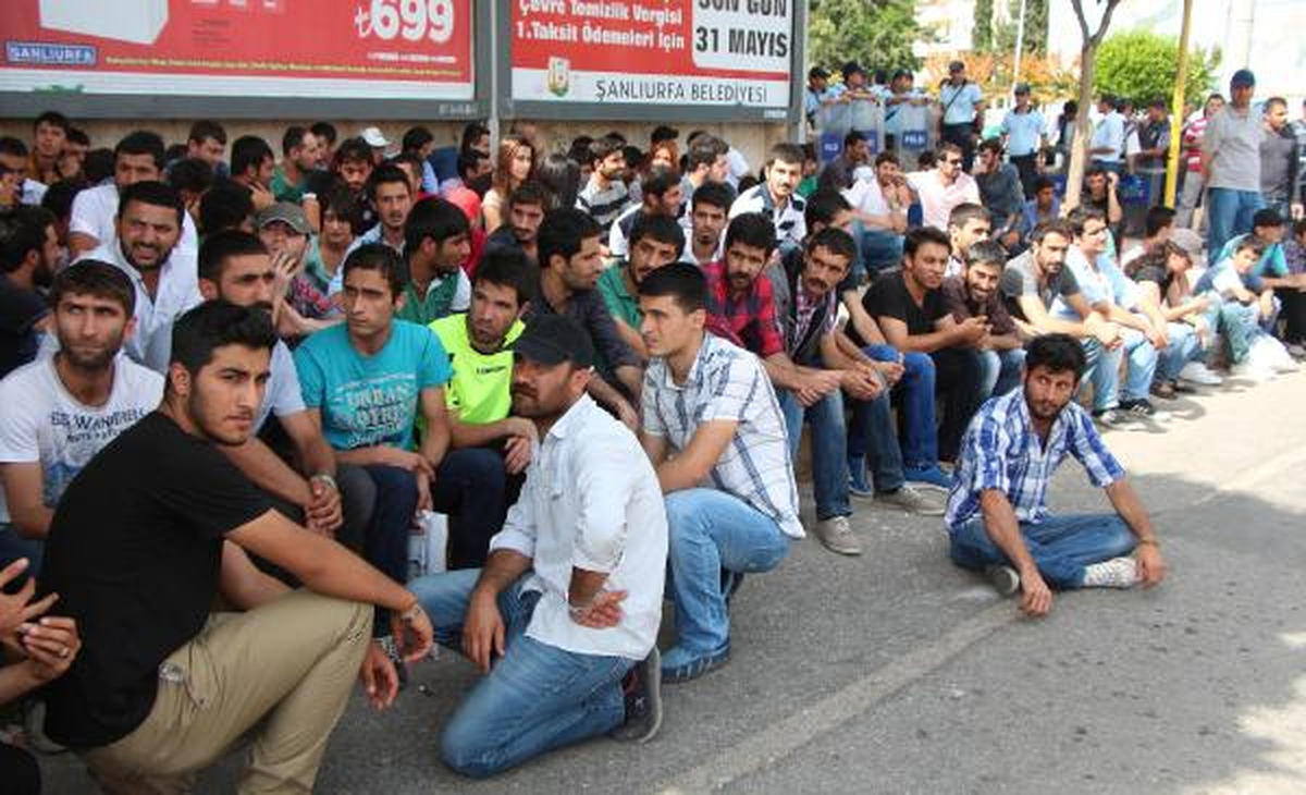 Üniversite Öğrencilerinden Oturma Eylemi