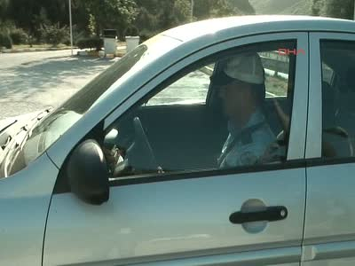 Trafik Polisi Otomobilini Trafikten Men Ettiği Aileye Kendi Aracını Verdi Bursa\'da Askerde Olan...