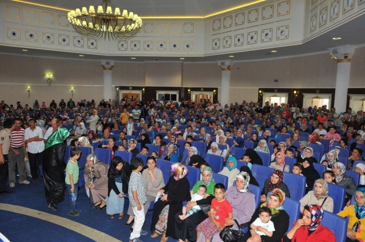 Ümraniye\'de Sünnet Kıyafetlerinin Dağıtımı Başladı