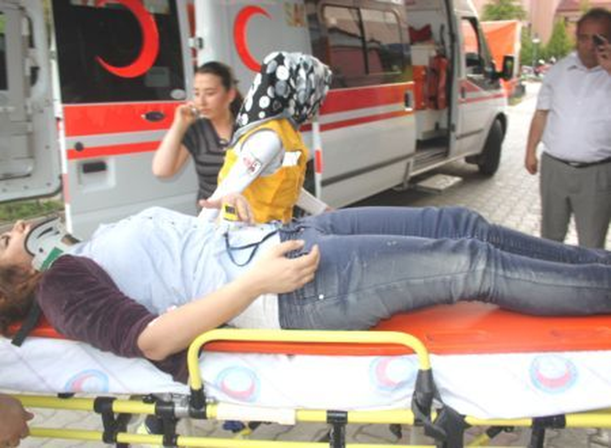 Üzerine Telefon Direği Devrilen Kişi Yaralandı