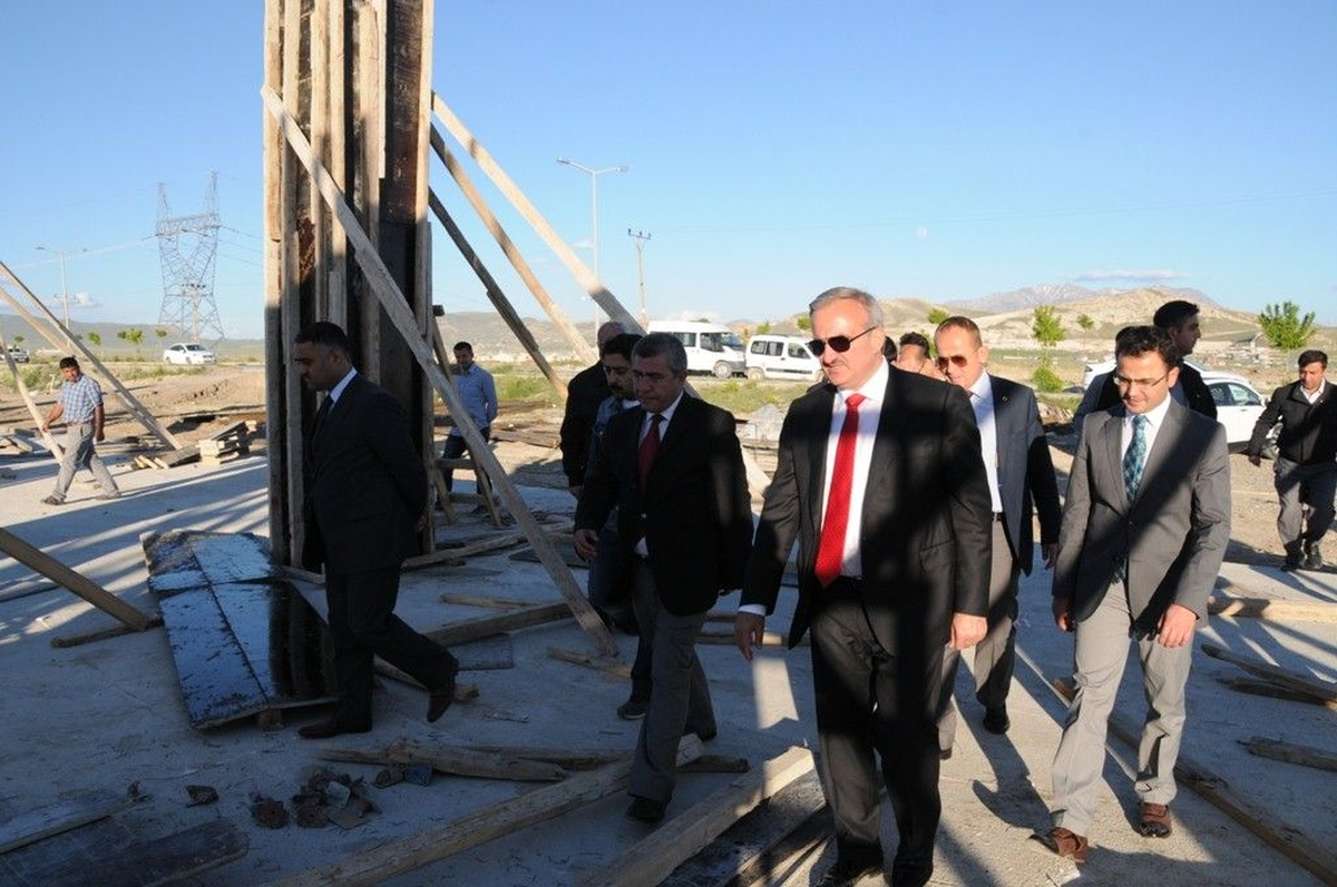 Vali Karaloğlu, Fuar ve Kongre Merkezi'nde İncelemelerde Bulundu