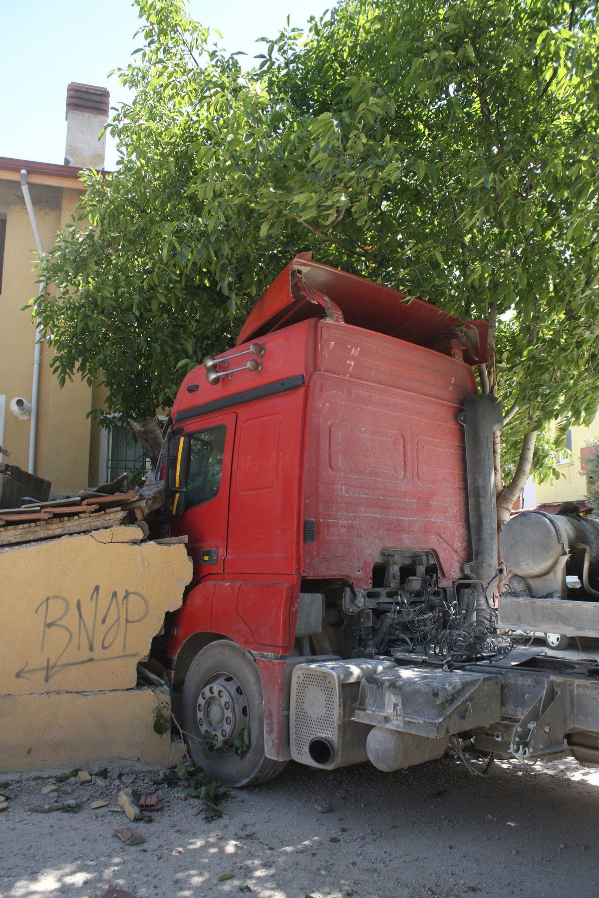 Yoldan Çıkan Tır Evin Bahçesine Girdi