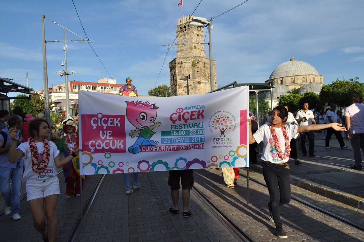 9. Ulusal Çiçek Festivali Antalya'da Başladı