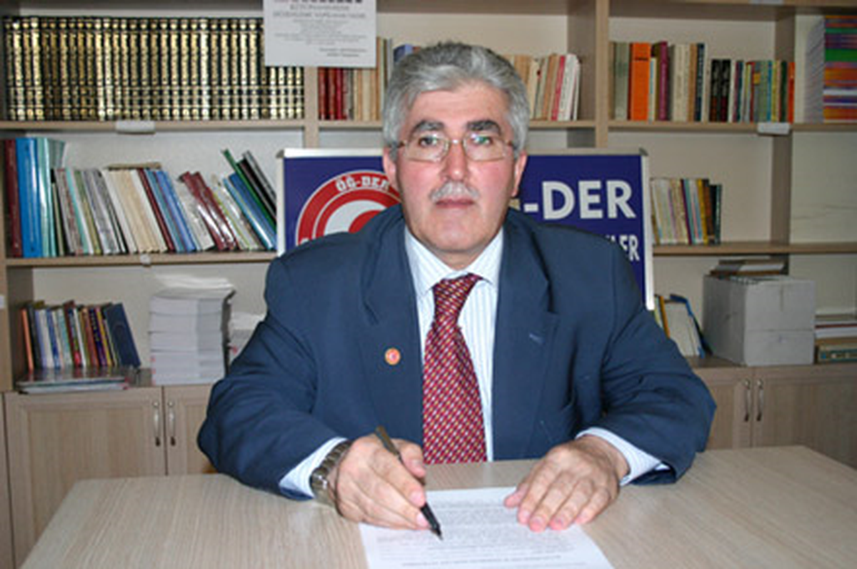Akkiraz: Kız-Erkek Sınıfları Ayrılmalı, Ders Kitapları Kuran\'a Göre Bir Daha Yazılmalı