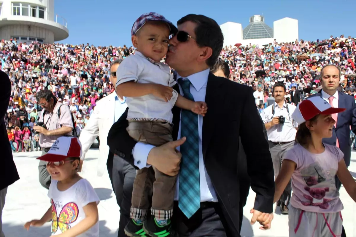 Bakan Davutoğlu, Çocuk Şenliği\'ne Katıldı