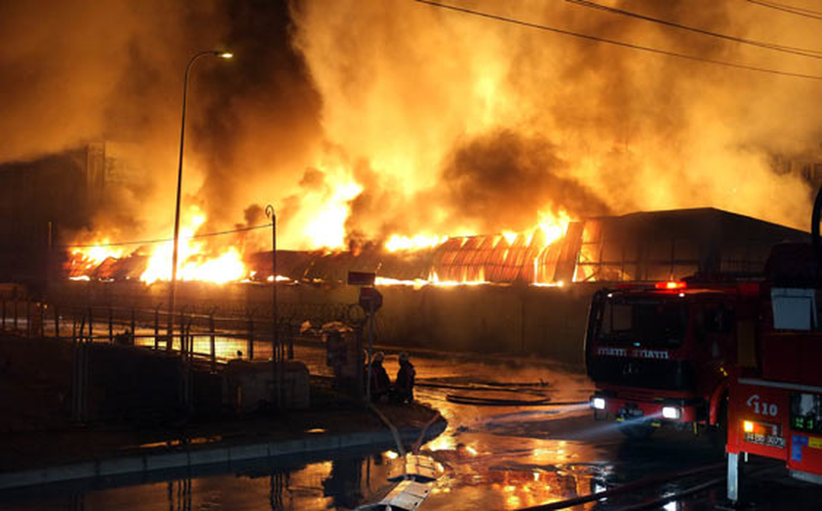 Başakşehir\'deki Fabrika Yangını Kısmen Kontrol Altına Alındı