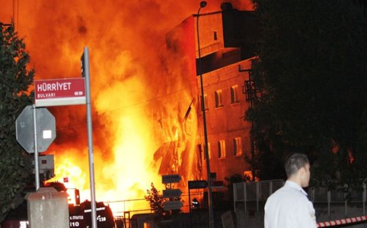 Başakşehir\'deki Sanayi Sitesinde Büyük Çapta Yangın Çıktı