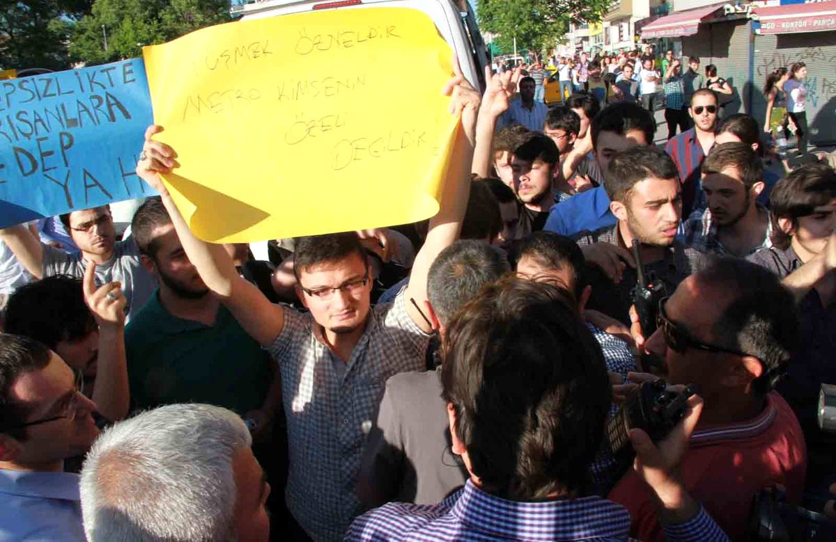 Başkent\'te "Öpüşme" Eyleminde Gerginlik