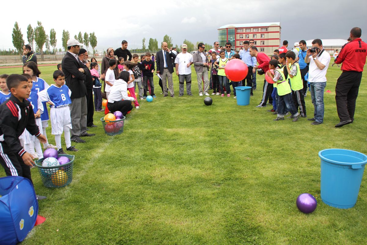 Çocuklar Dondurma Yedi Oyun Oynadı