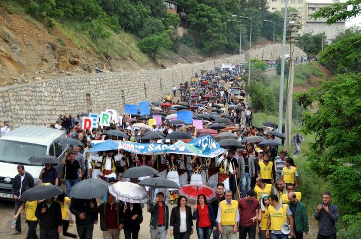 Dersim\'e Sadakat Yürüyüşüne Yağmur Engeli