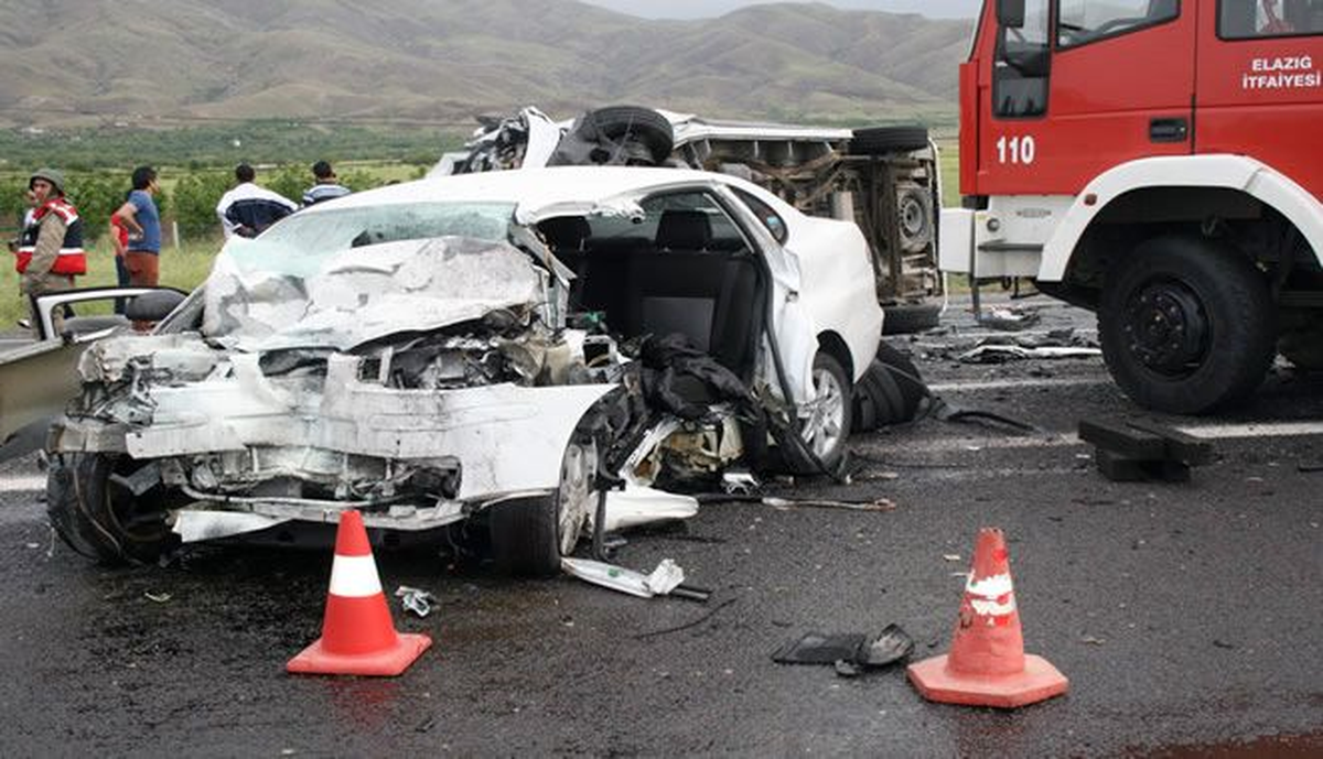 Elazığ'da Trafik Kazası: 3 Ölü, 8 Yaralı