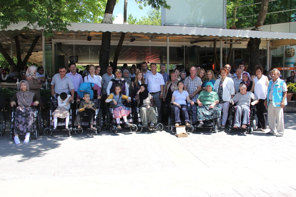 Engelli Vatandaşlara Tekerlekli Sandalye Dağıtıldı