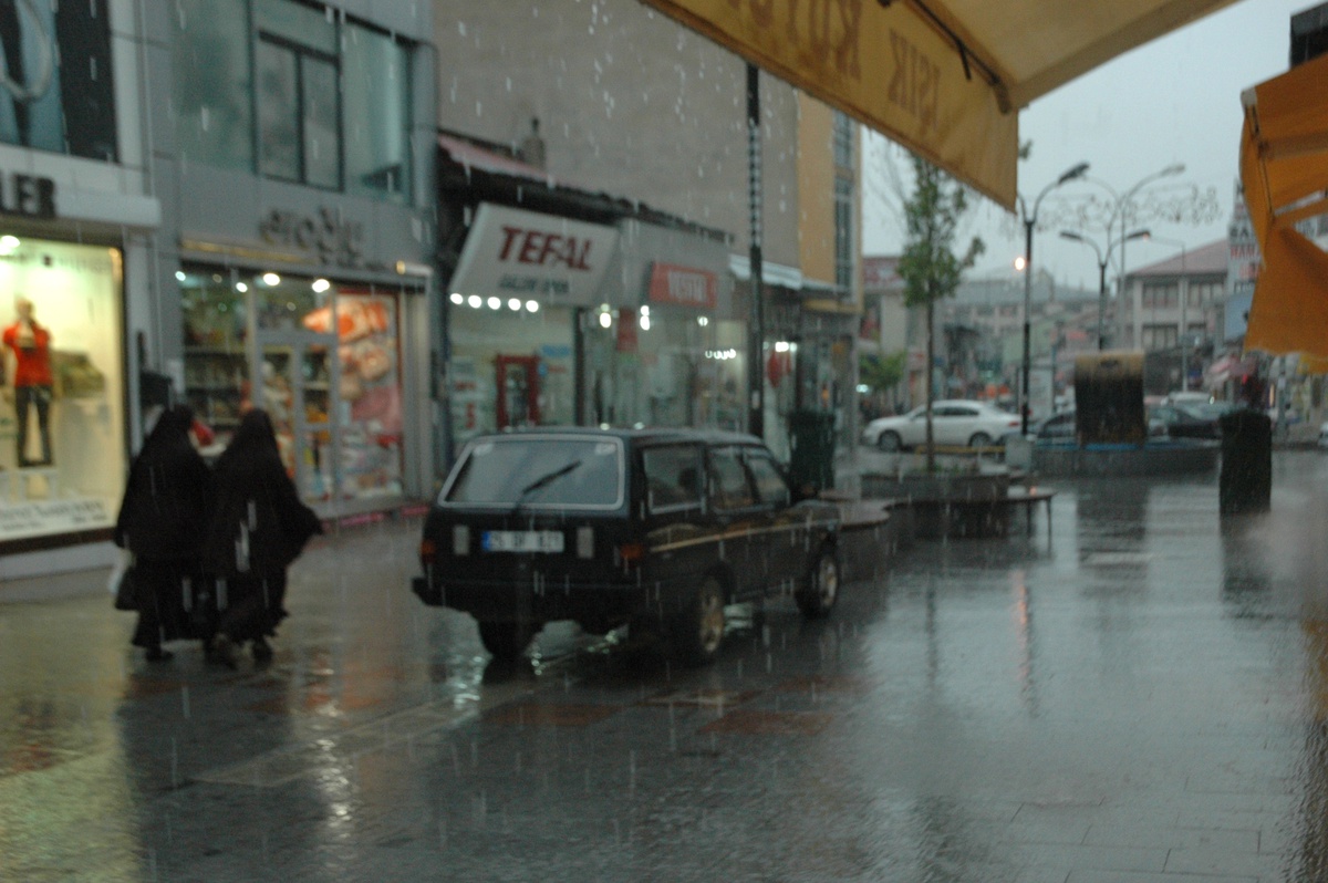 Erzurum'da Yağmura Hazırlıksız Yakalanan Vatandaşlar Zor Anlar Yaşadı