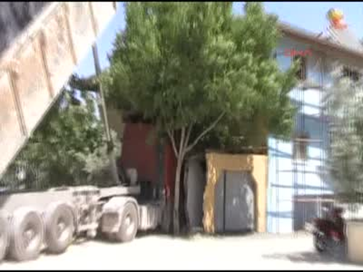 Freni Boşalan Tır, Evin Bahçesine Girdi Denizli'de, Kum Boşaltıp Hareket Eden Tır'ın Freni Patladı.