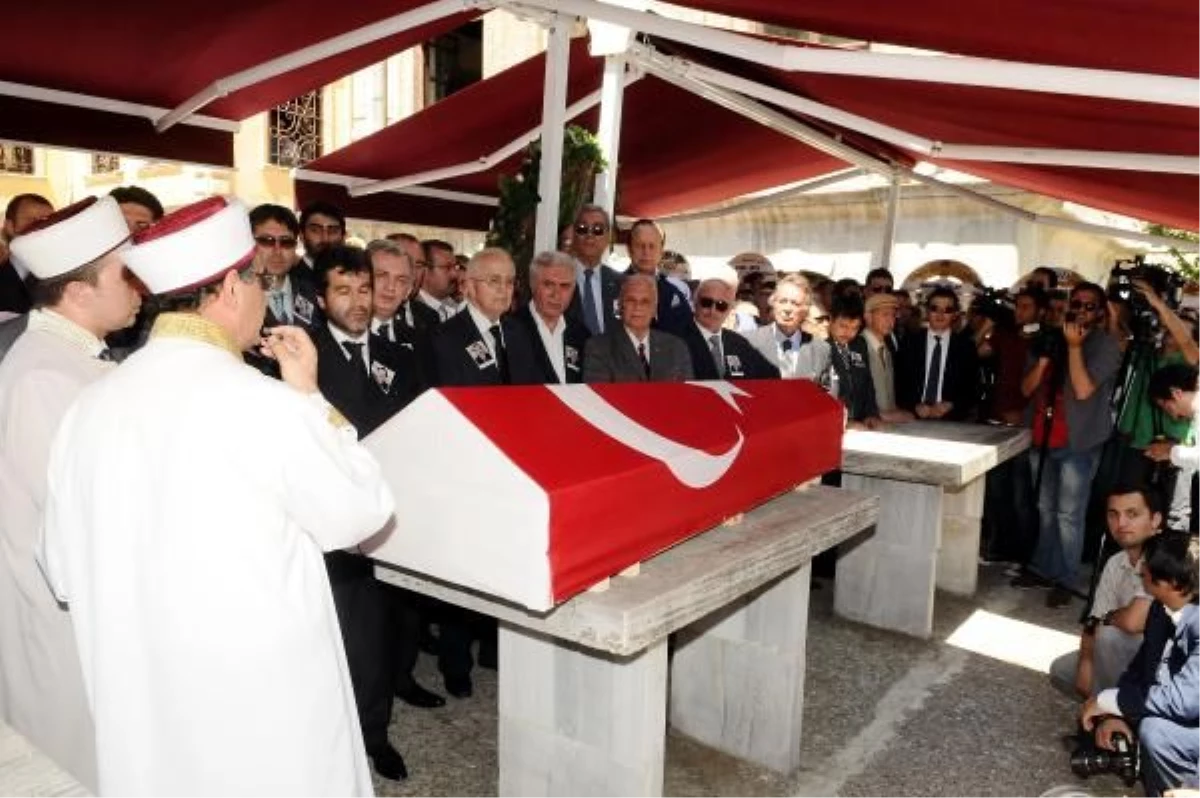 Hayri Kozakçıoğlu İçin Teşvikiye Camii\'nde Tören Düzenlendi