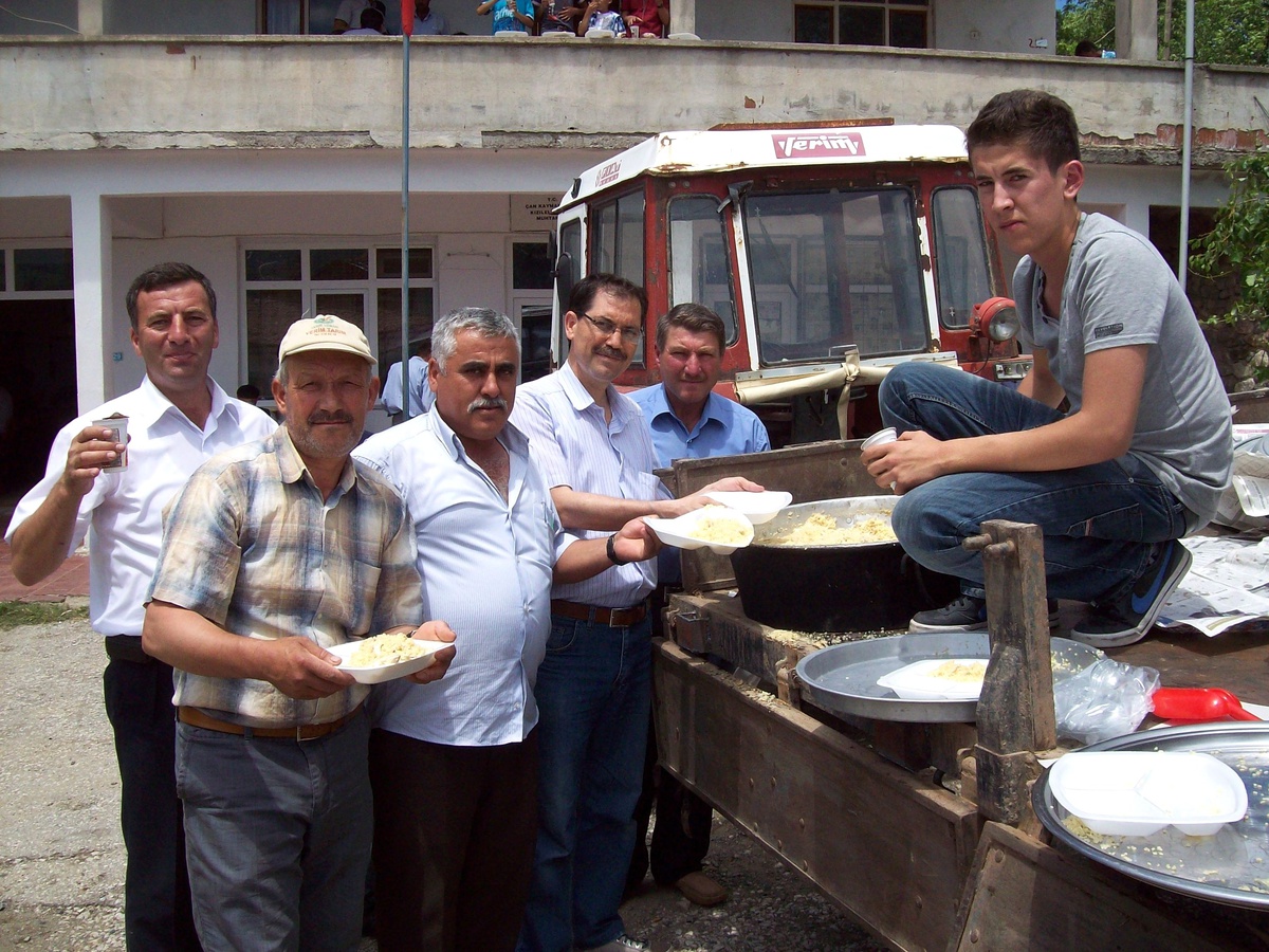 Kızılelma Köyünde Hayır Yemeği Düzenlendi