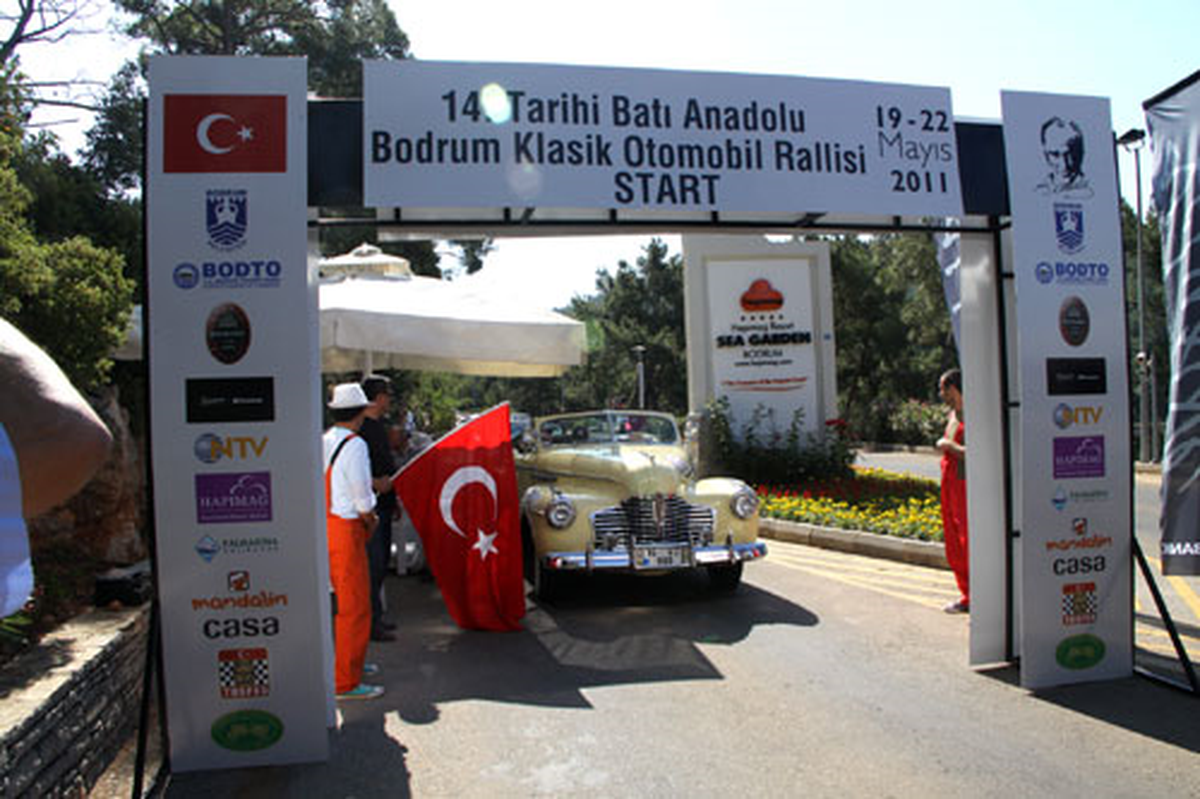 Klasik Otomobiller Yarışı Start Aldı