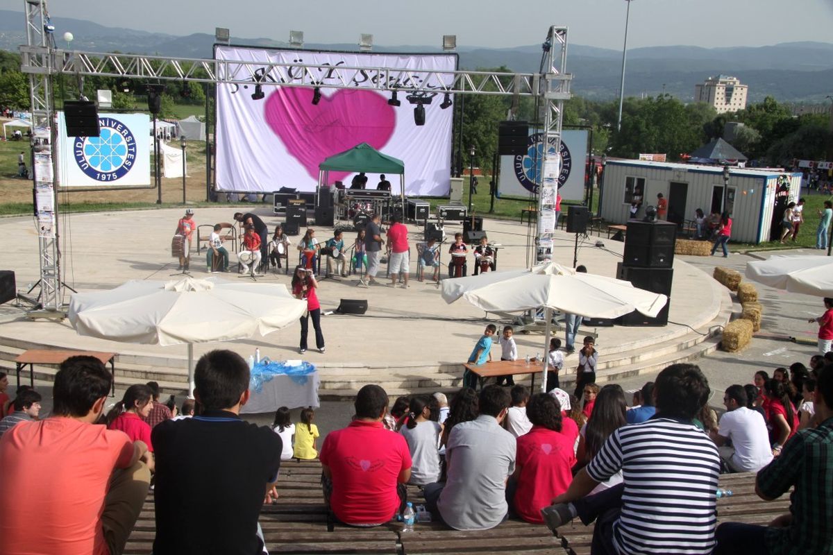 Köylü Çocuklar Pinhani ile Beraber Konser Verdi