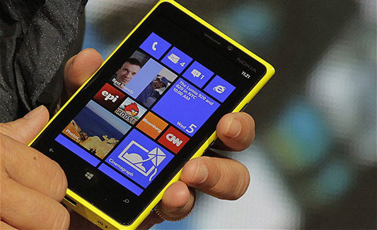 Lumia 920 İki Rakibini de Geride Bıraktı