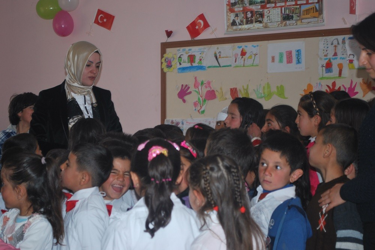 Milletvekili Eşinden Çözüm Sürecine Kitaplı Destek