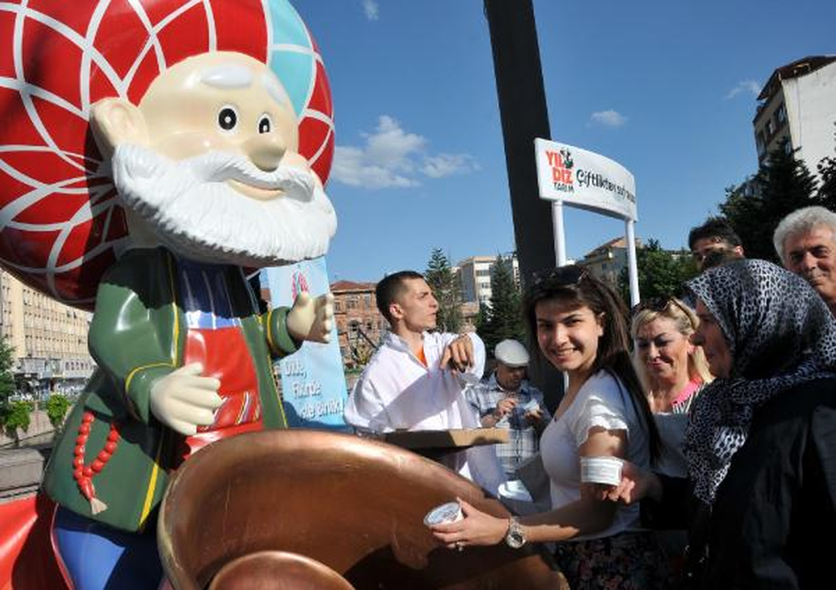 Nasreddin Hoca Kazanından Halka Bedava Yoğurt Dağıtıldı