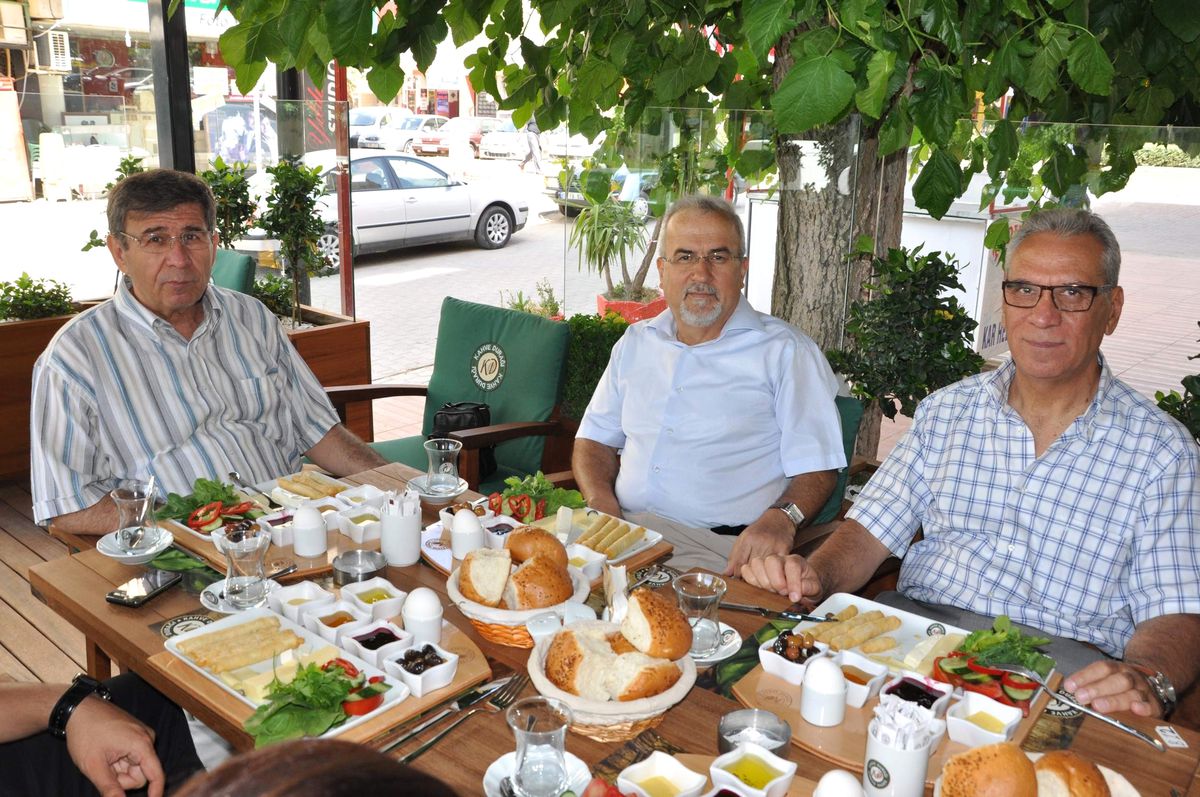 Nazilli\'de Eğitim Gönüllüleri Kahvaltıda Buluştu