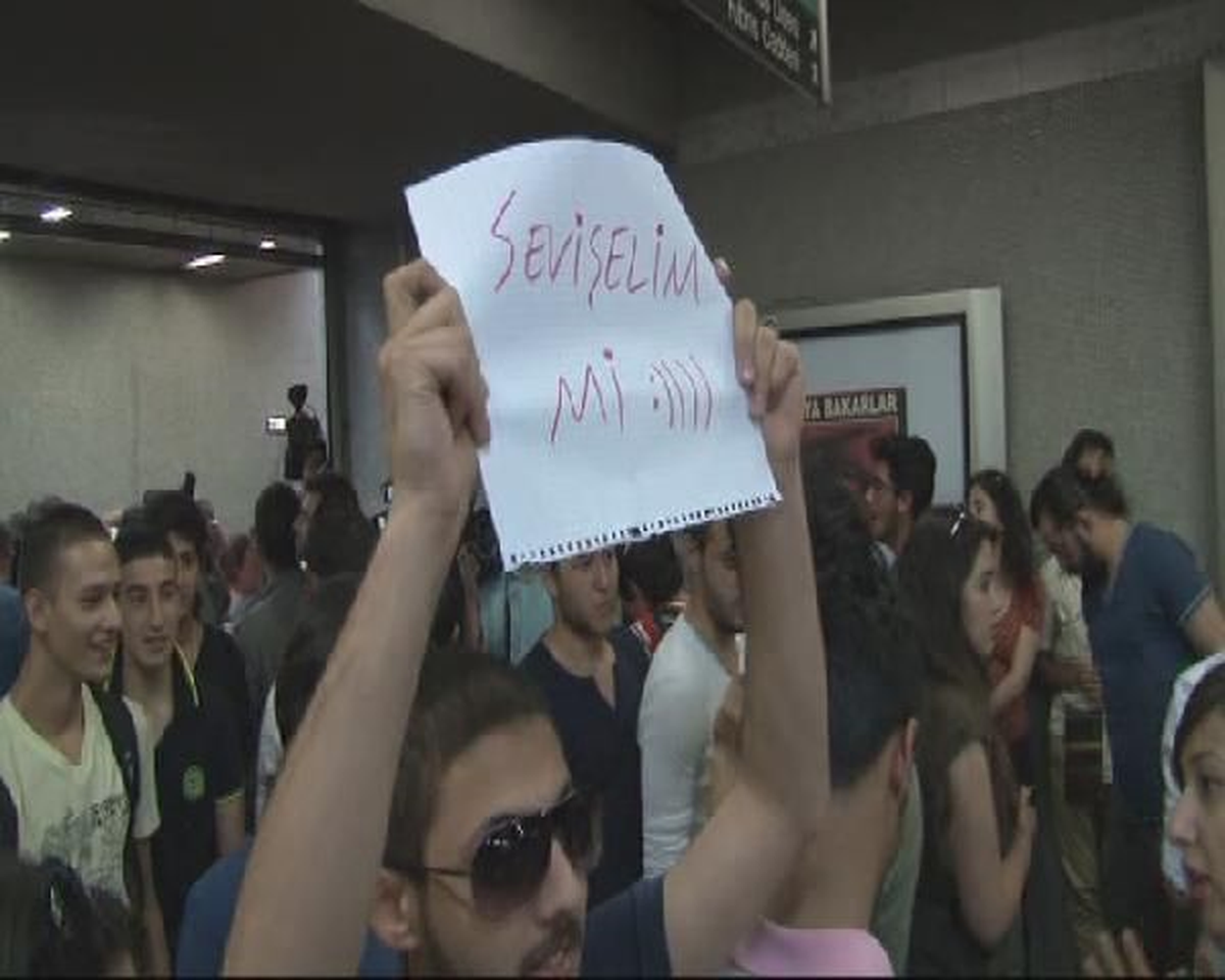 Öpüşme Eylemi Avrupa\'ya Sıçradı