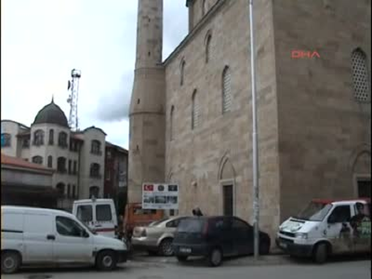 Restore Edilen Tarihi Caminin Bahçesinde Cuma Namazını Kıldılar Restore Edilen Tarihi Caminin...