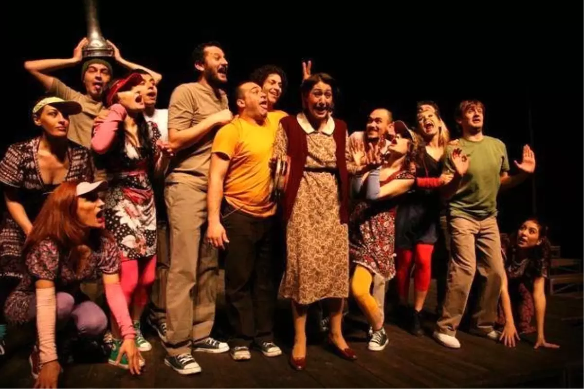 "Rumuz Goncagül" Hem Güldürdü Hem Düşündürdü