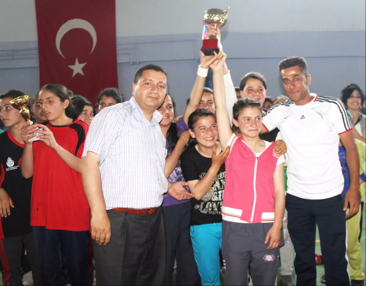 Silvan\'da Voleybol Turnuvası Sona Erdi