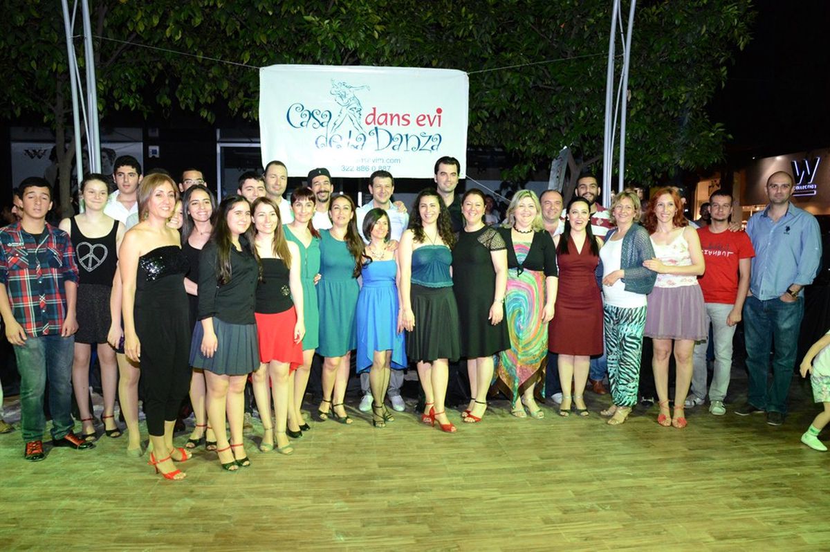 Şinasi Efendi\'de Dans Gösterisi