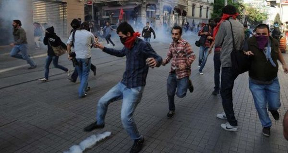 Taksim'de İzinsiz Yürüyüşe Polisten Müdahale