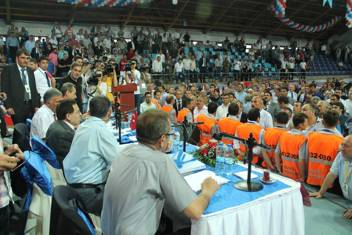 Trabzonspor Olağanüstü Kongresi'nin İlk Günü Sona Erdi